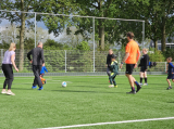 Laatste training S.K.N.W.K. JO7-1 (partijtje tegen de ouders) van maandag 27 mei 2024 (82/180)